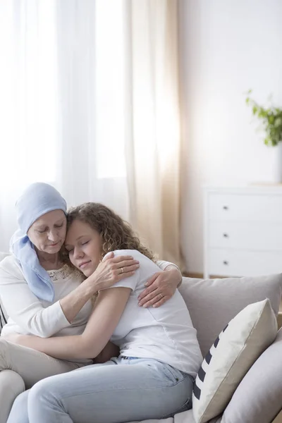 Frau Mit Kopftuch Nach Chemotherapie Und Ihre Tochter Die Sie — Stockfoto