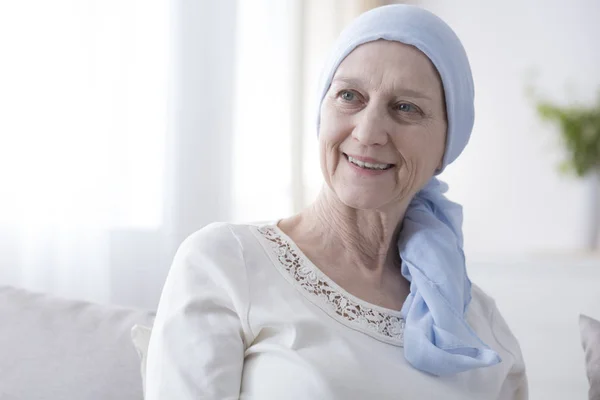 病気からの回復 がん患者のためのスカーフで幸せな 高齢者の女性の肖像画 — ストック写真