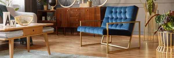 Křeslo Royal Blue Zlatém Rámu Stojí Obýváku Vintage Interiéru Dřevěnou — Stock fotografie