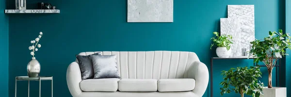 Bright Couch Met Twee Zilveren Kussens Permanent Groene Woonkamer Interieur — Stockfoto