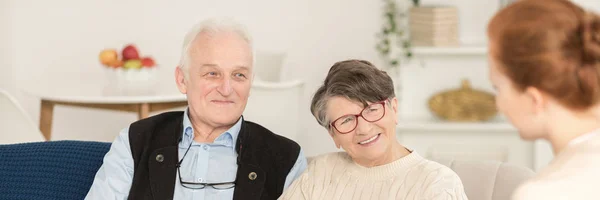 Close Retrato Homem Mulher Idosos Felizes Olhando Para Conselheiro Sessão — Fotografia de Stock