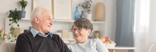 一对幸福的老夫妇花时间在一起的肖像 笑着享受他们的退休 — 图库照片