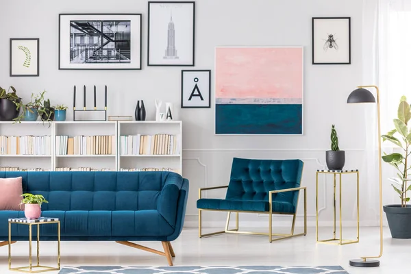 Moderne Woonkamer Interieur Met Blauwe Bank Fauteuil Gouden Tafels Schilderijen — Stockfoto