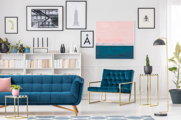 Artistieke Woonkamer Interieur Met Blauwe Bank Fauteuil Schilderijen Gouden Tabellen — Stockfoto