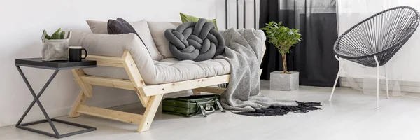 Cojín Nudo Gris Colocado Sofá Madera Interior Habitación Blanca Con — Foto de Stock