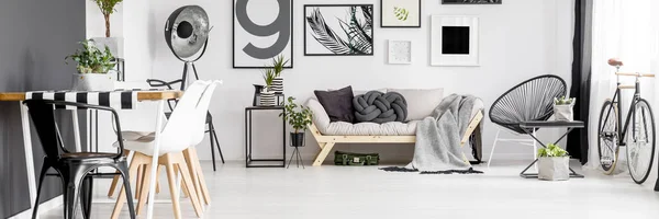 Esstisch Und Stühle Stehen Weißen Wohnzimmer Mit Schlichter Galerie Heller — Stockfoto