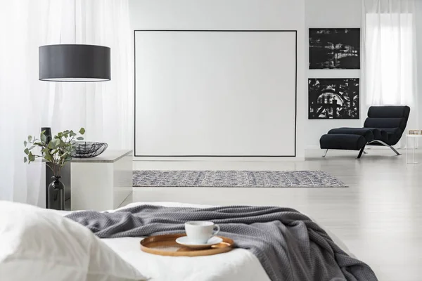 Grijze Deken Witte Bed Slaapkamer Interieur Met Chaise Lounge Tegen — Stockfoto