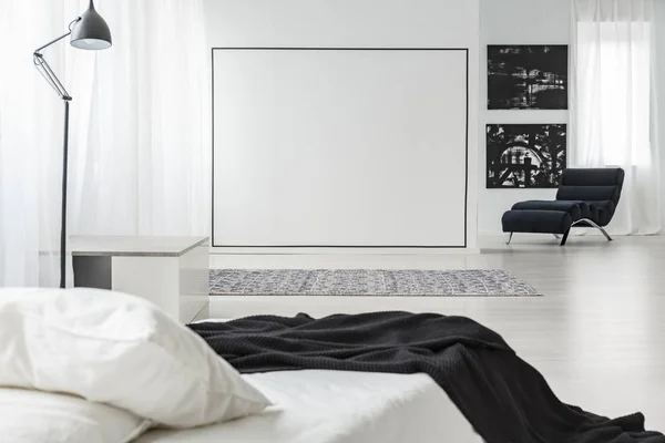 Zwarte Vierkante Decoratie Een Witte Muur Minimalistische Slaapkamer Interieur Met — Stockfoto