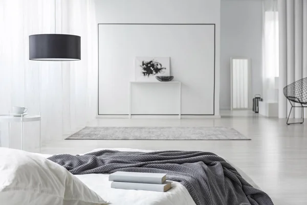 Libros Sobre Cama Blanca Interior Espacioso Mínimo Dormitorio Con Lámpara — Foto de Stock