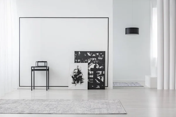 Zwart Wit Schilderij Woonkamer Interieur Met Grijze Rug Tabel Tegen — Stockfoto