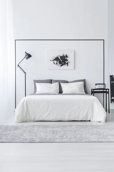 Cartel Blanco Negro Sobre Cama Entre Mesa Lámpara Interior Del — Foto de Stock