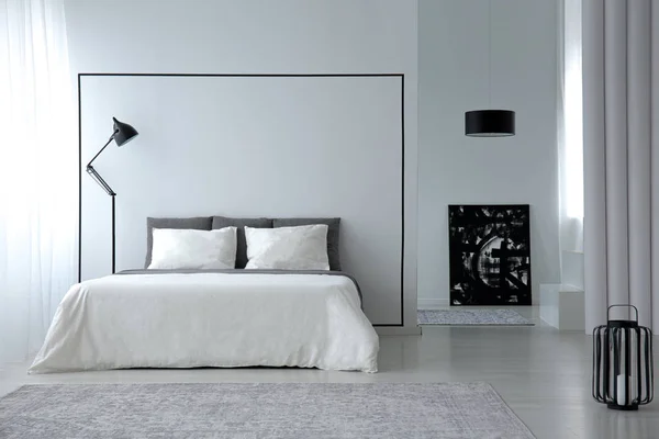 Interior Dormitorio Minimalista Blanco Con Cama King Size Lámparas Pintura — Foto de Stock