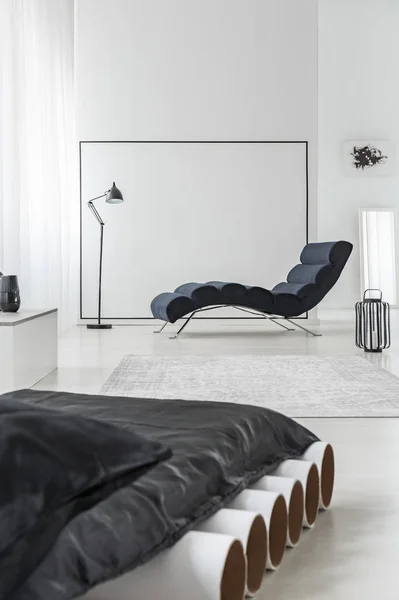 Zwarte Matras Witte Buizen Slaapkamer Interieur Met Chaise Lounge Plein — Stockfoto