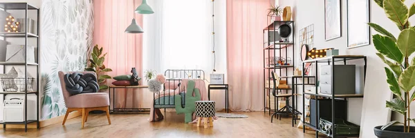 白色和粉红色的女孩房间内部与金属家具 黑床和粉彩灯 — 图库照片