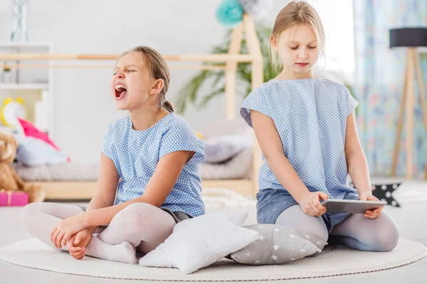 Duas Meninas Discutindo Sobre Tablet Quarto Brilhante Sentado Tapete Usando — Fotografia de Stock