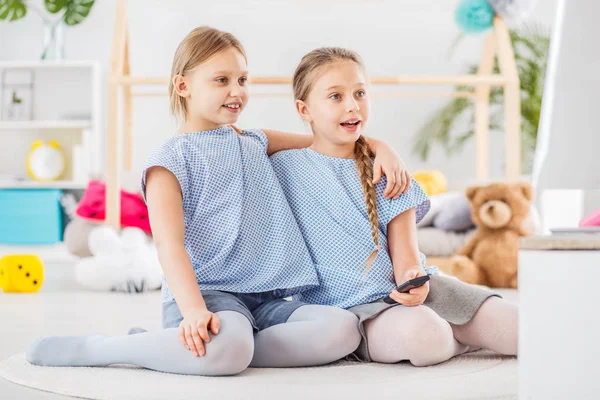 Irmãs Assistindo Uma Sala Cheia Brinquedos Vestindo Camisas Azuis Enquanto — Fotografia de Stock