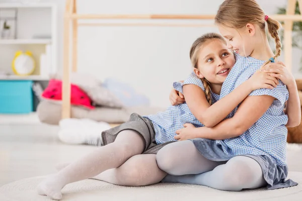 Schwestern Blauen Hemden Umarmen Sich Während Sie Einem Hellen Raum — Stockfoto