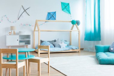 Ev yapımı mavi ve beyaz uçurtmalar İskandinav dizaynlı türlerin yatak odasında