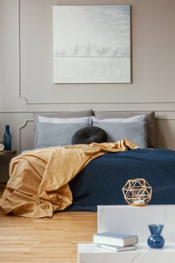 Zarif yatak odasında kral yatak üzerinde Pastel mavi soyut boyama