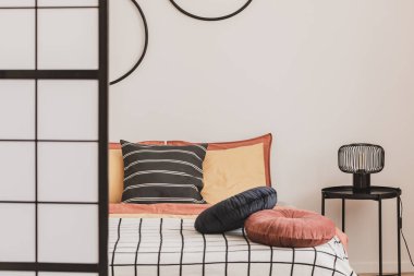 Siyah aksanlı sarı ve zencefil yatak odası tasarımı
