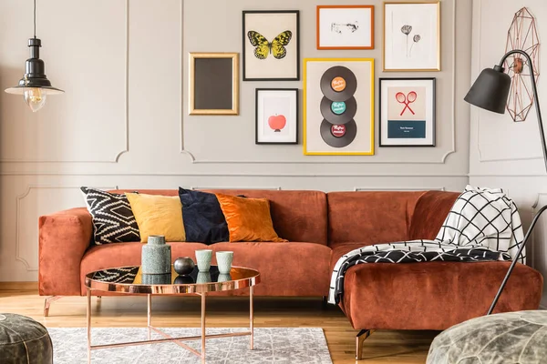 Eclectische woonkamer interieur met comfortabele fluwelen hoekbank met kussens — Stockfoto