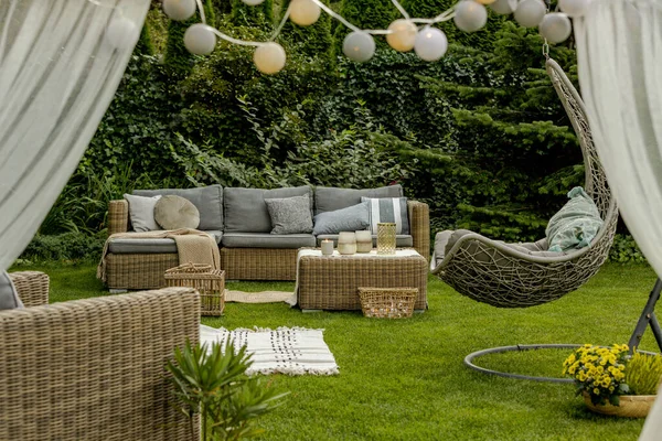 Grazioso giardino arredato — Foto Stock