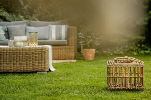 Lámpara de ratán en un jardín — Foto de Stock