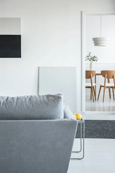 Espaço aberto na moda sala de estar e jantar interior com sofá cinza e móveis de madeira — Fotografia de Stock