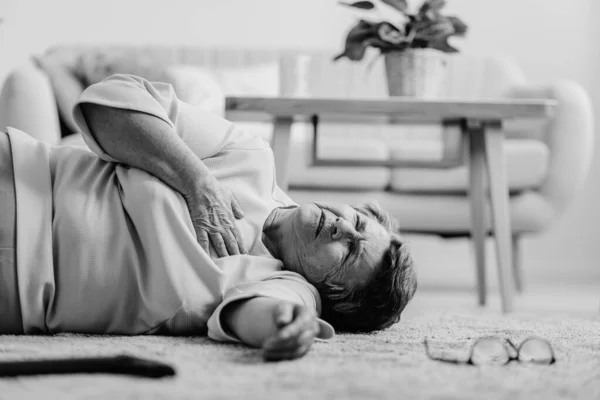 攻撃の後、床の上に寝そべって息のない高齢女性 — ストック写真