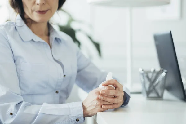 Frau sitzt am Schreibtisch im Therapieraum — Stockfoto