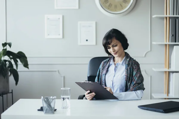 Terapista che lavora alla scrivania in ufficio — Foto Stock