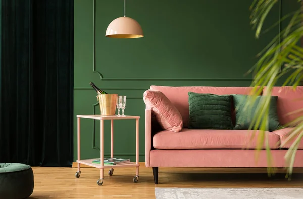 Sofá de terciopelo con estilo en sala de estar rosa y verde — Foto de Stock