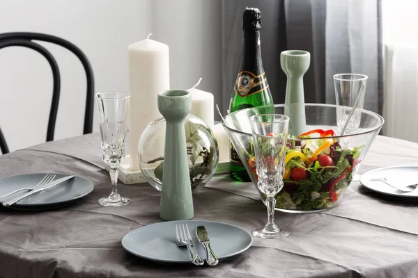 Primer plano de la mesa con Ensalada y vino, platos y velas —  Fotos de Stock