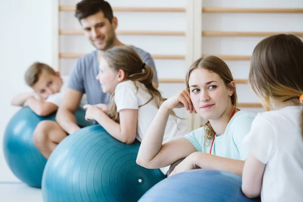 Pilates órák az iskolában — Stock Fotó