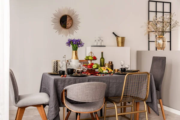 Elegante comedor interior con mesa común y espacio para copiar en la pared vacía — Foto de Stock