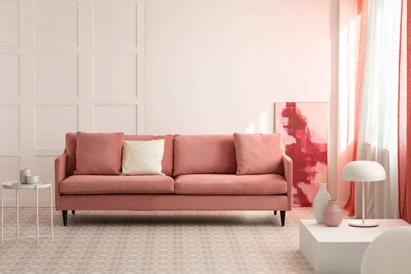 Подушки на удобном диване в светлом интерьере гостиной — стоковое фото