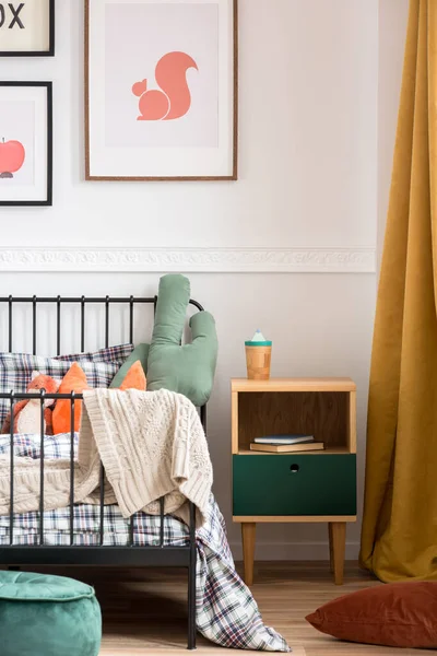 Almohadas y juguetes en una sola cama de metal en el interior del dormitorio vintage para niños —  Fotos de Stock