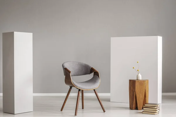 Elegante silla de madera gris en el interior de la sala de estar vacía con mesa de centro de madera de moda — Foto de Stock