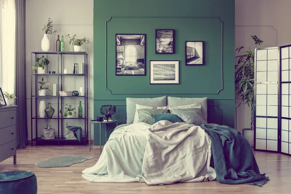 Galeri poster hitam dan putih dan foto di dinding hijau zamrud di kamar tidur trendi — Stok Foto