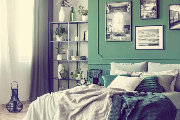 Stylowe wnętrze sypialni z podwójnym łóżkiem i szmaragdową zieloną ścianą — Zdjęcie stockowe