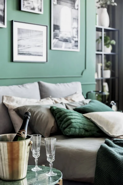 舒适的床，枕头和毛毯，翡翠色和灰色 — 图库照片