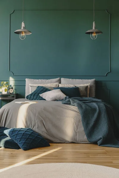 Kopieer ruimte op lege groene muur van elegant slaapkamerinterieur — Stockfoto