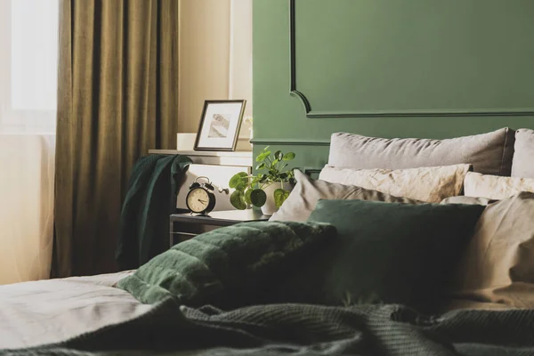 Design d'intérieur tendance vert foncé dans un appartement à la mode, espace de copie sur un mur vide — Photo