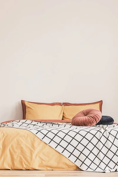 Kopieer ruimte op lege witte muur van modieuze slaapkamer interieur met kingsize bed — Stockfoto