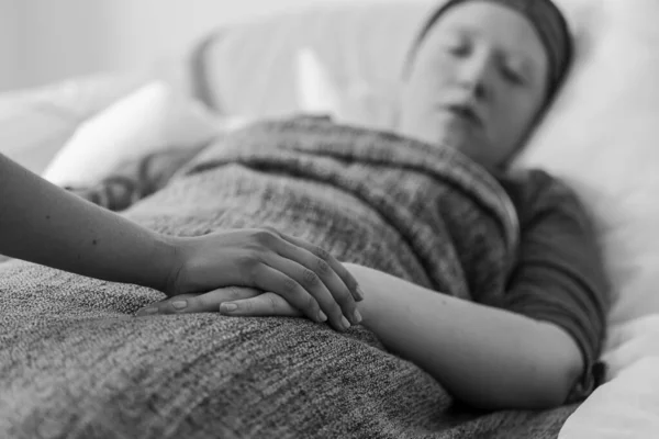 Больной молодой девушки, страдающей от рака легких с другом, поддерживающим ее — стоковое фото
