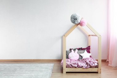 Şirin İskandinav bebek odasındaki boş beyaz duvar. İçi ahşap yataklı.