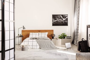 Ahşap headboard ile kral boy yatak ile modern yatak odasında siyah harita ile beyaz duvar üzerinde kopya alanı