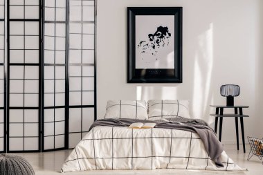 Beyaz yatak odası iç kral boy yatak yanında gece masasında endüstriyel lamba