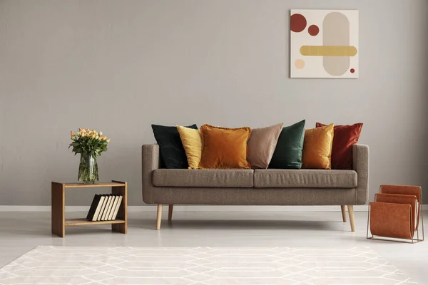Ročník styl šedý obývací pokoj interiér s módní pohovkou — Stock fotografie