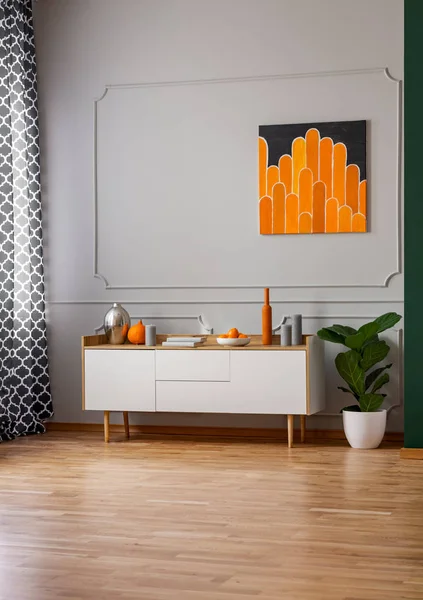Абстрактная черно-оранжевая живопись на пустой серой стене стильной комнаты — стоковое фото